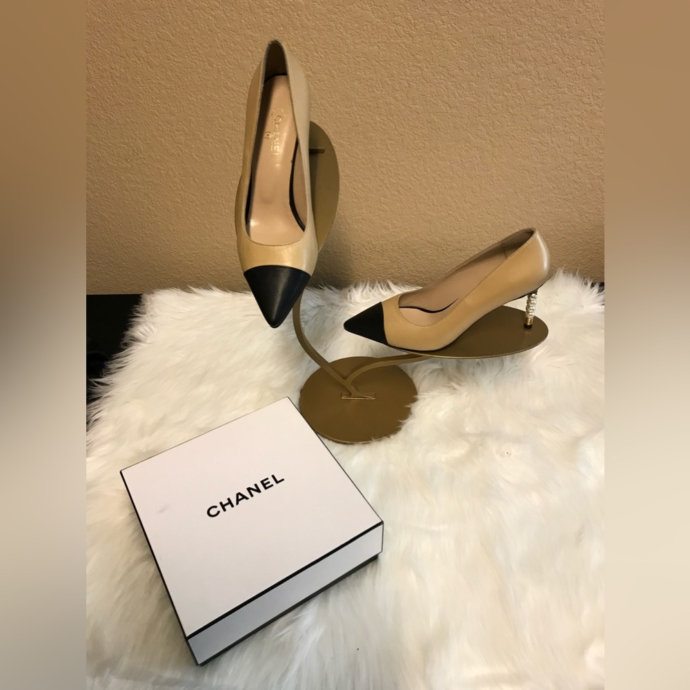 Chanel pearl heels size 39 never been worn